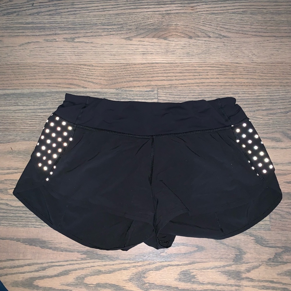 2.5 LULULEMON SHORTS SIZE 6